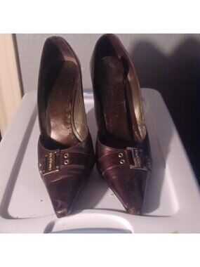 8 5 BCBG BROWN HEELS
